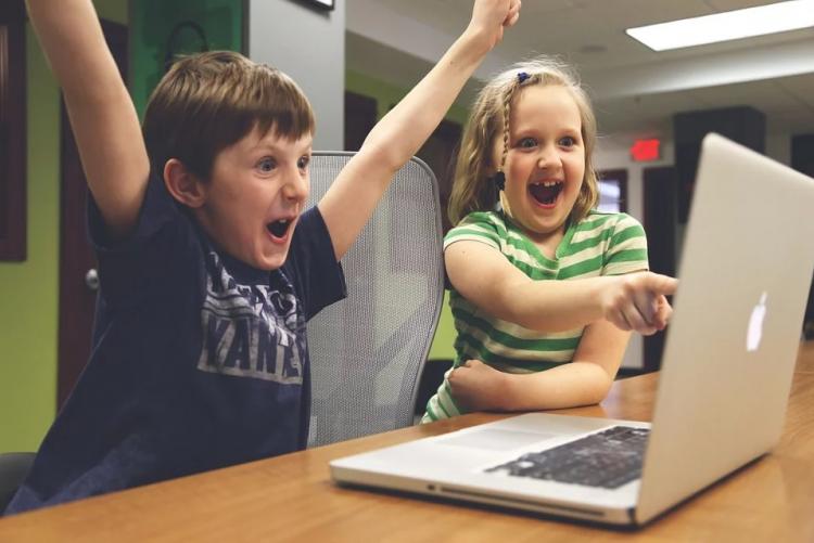 immagine di bambini davanti al computer