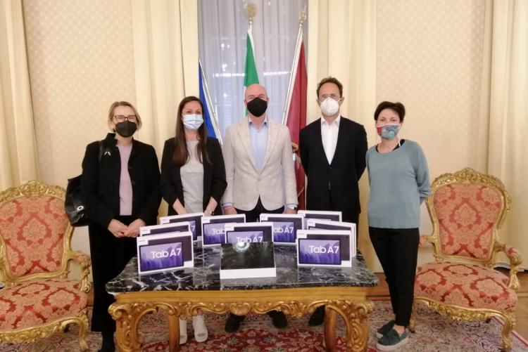foto del momento della consegna dei tablet