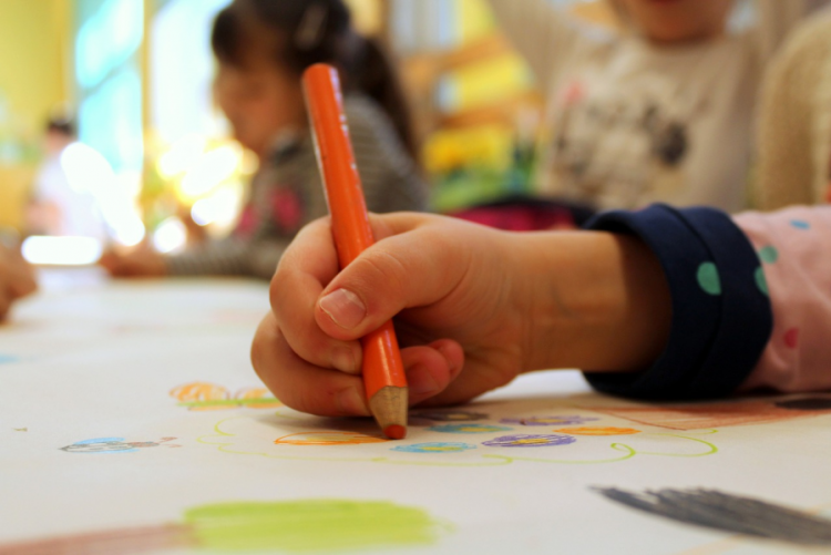 immagine di un bambino che disegna