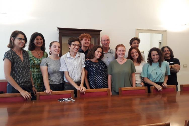 Immagine dei giovani di Fridays For Future con Sindaco e Assessore
