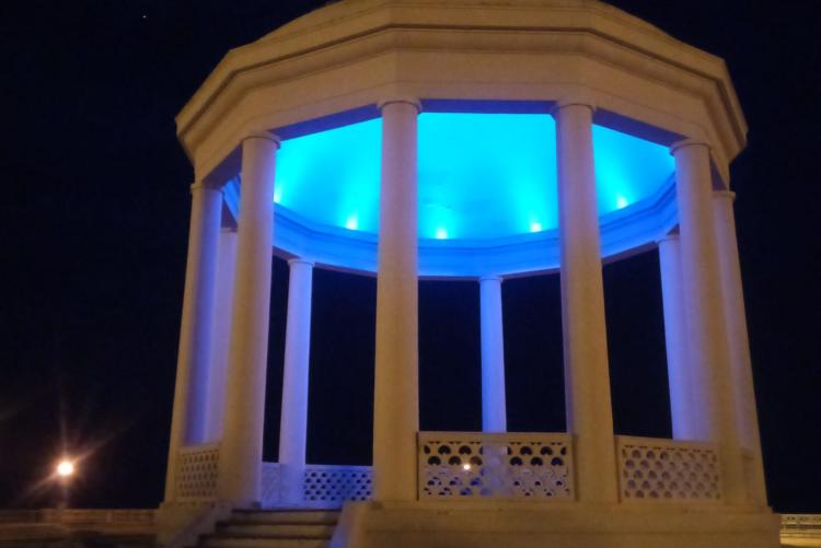 nella foto il Gazebo della Terrazza Mascagni illuminato di blu