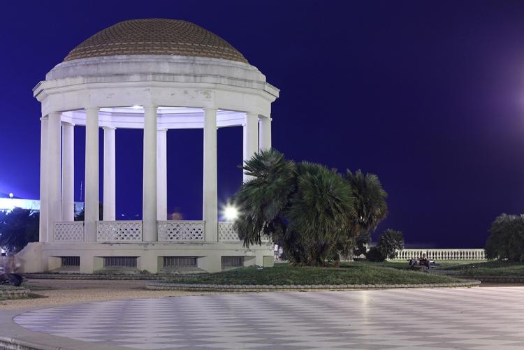 Immagine del Gazebo illuminato di bianco