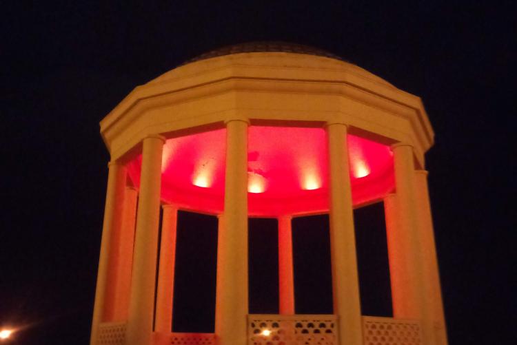 Gazebo Terrazza Mascagni illuminato di rosso
