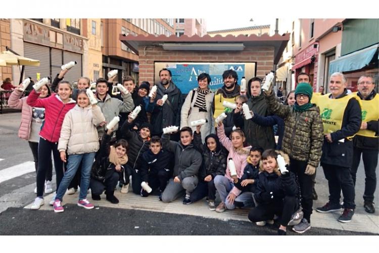 Immagine dell'inaugurazione della fontanella di acqua Alta Qualità in via Buontalenti con i bambini della seconda C delle scuole Borsi