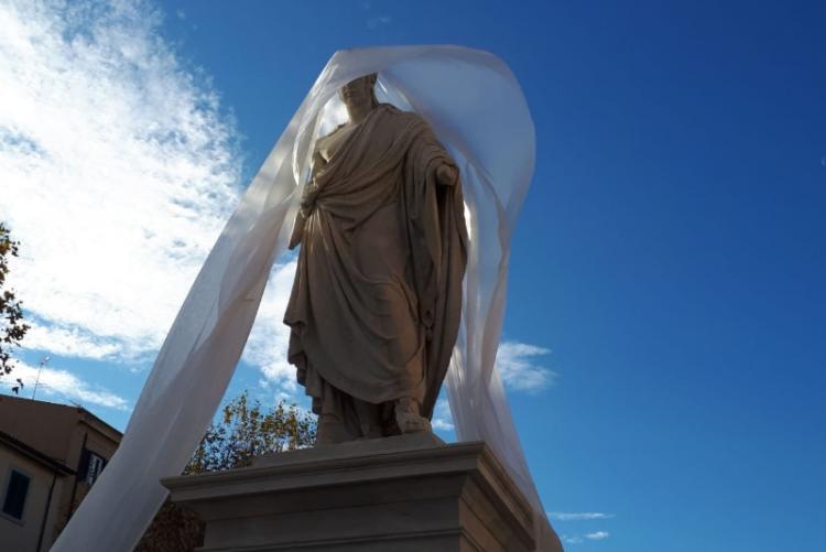 Immagine del momento dell'inaugurazione del monumento di Leopoldo II restaurato