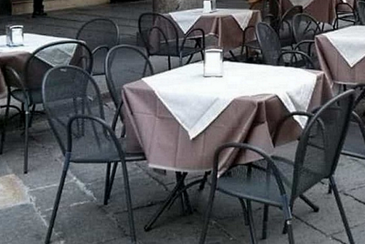 immagine di tavoli in strada
