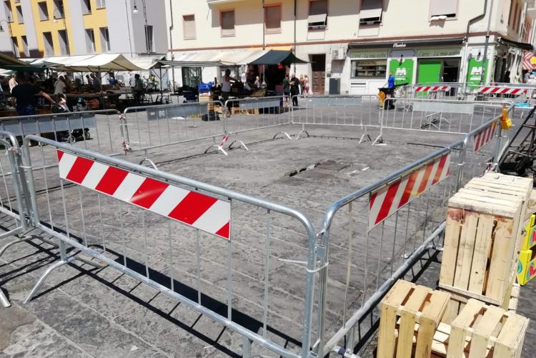 Immagine di Piazza Cavallotti con il pavimento danneggiato 