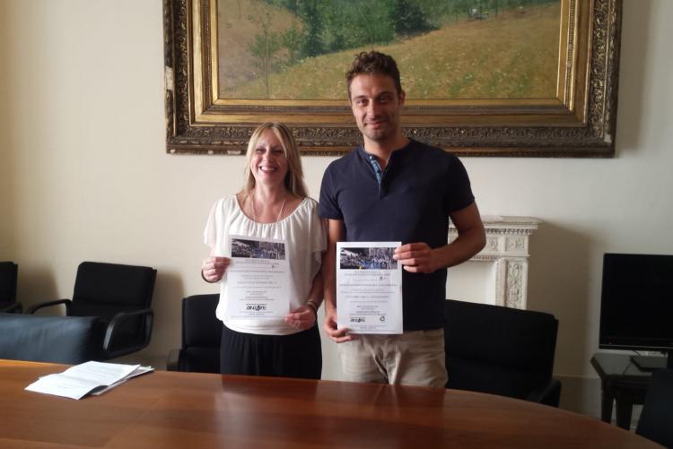 Foto di Simonetta Ottone, presidente nazionale di APID, che con l'assessore Andrea Raspanti, presenta le iniziative della Settimana della DanzaMovimentoTerapia 2019