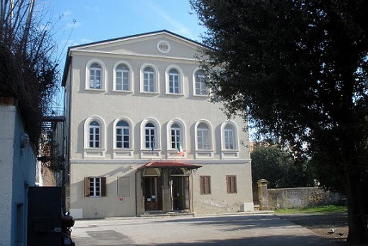 immagine dell'ingresso delle scuole carducci