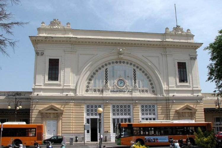 stazione ferroviaria piazza dante treno treni