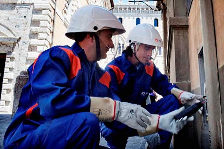 tecnici enel a lavoro
