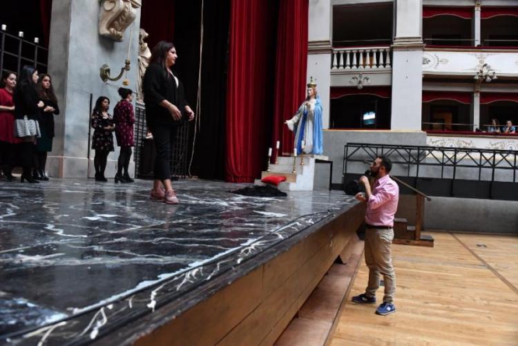 Foto di Un momento delle prove al Goldoni. Il regista Gianmaria Aliverta con il soprano livornese Valentina Boi