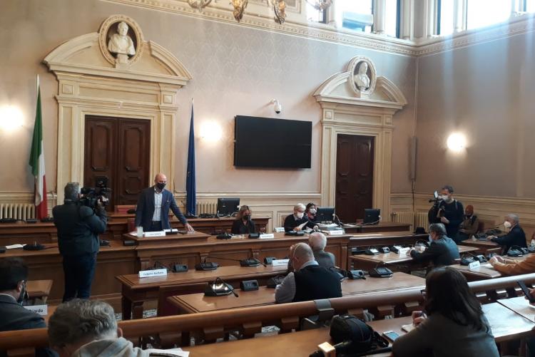 Firma del patto nella sala del Consiglio Comunale