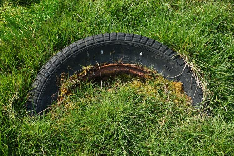 Una gomma per auto abbandonata