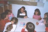 L'insegnante madrelingua inglese Ray con i bambini