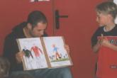 L'insegnante madrelingua inglese Ray con i bambini